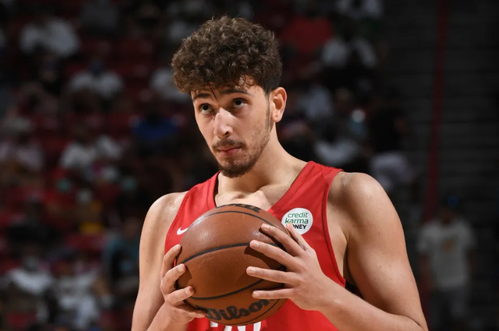 新秀崭露头角，新星力挺球队夺得胜利的简单介绍